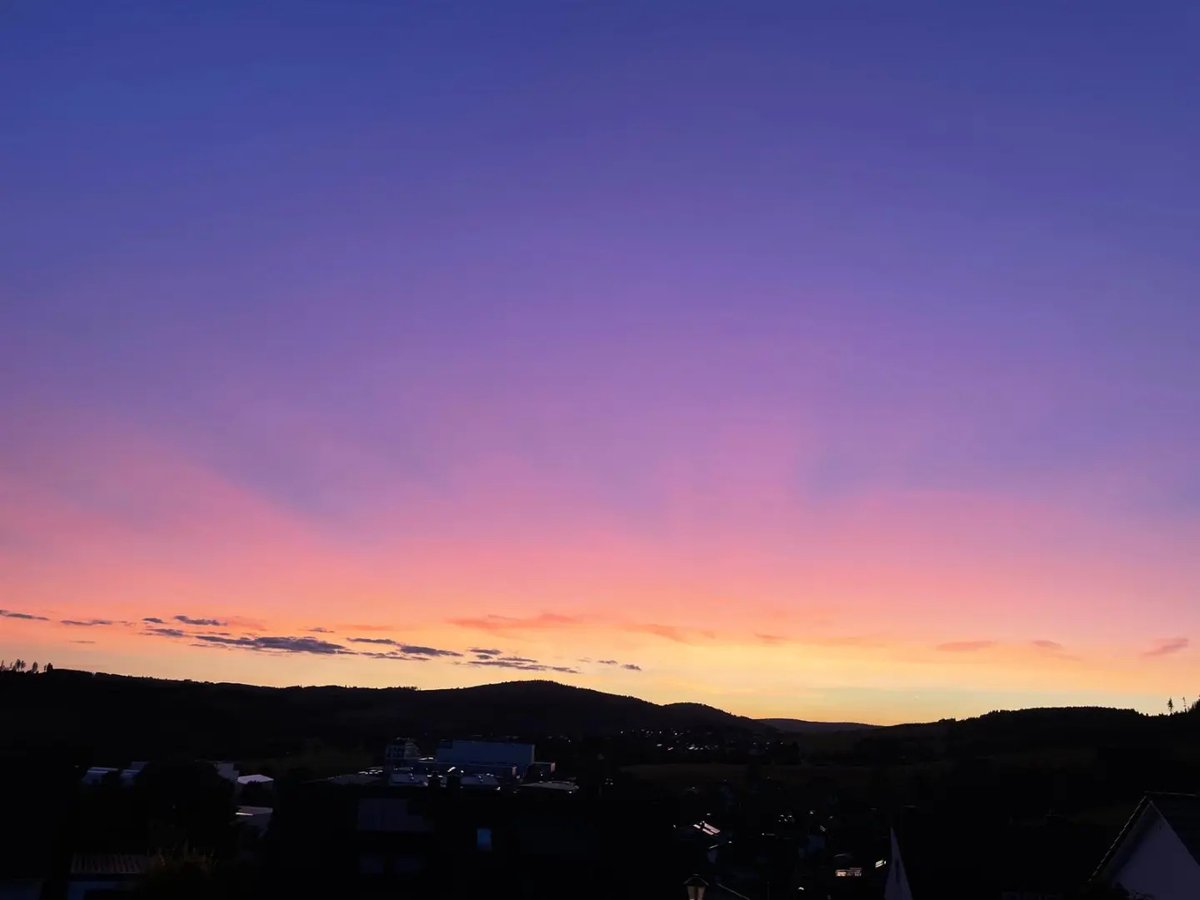 justme2by2's tweet photo. Was für ein wundervoller Himmel über dem Naturparadies 🥰🌛
Habt einen schönen Sonntagabend! Vielleicht auf dem Sommerabend der @sparkassewittgenstein
mit @tobias_beitzel_comedy

#abend #sundown #sonnenuntergang #sonntags #magic #outdoor https://t.co/k4t28ZikWj