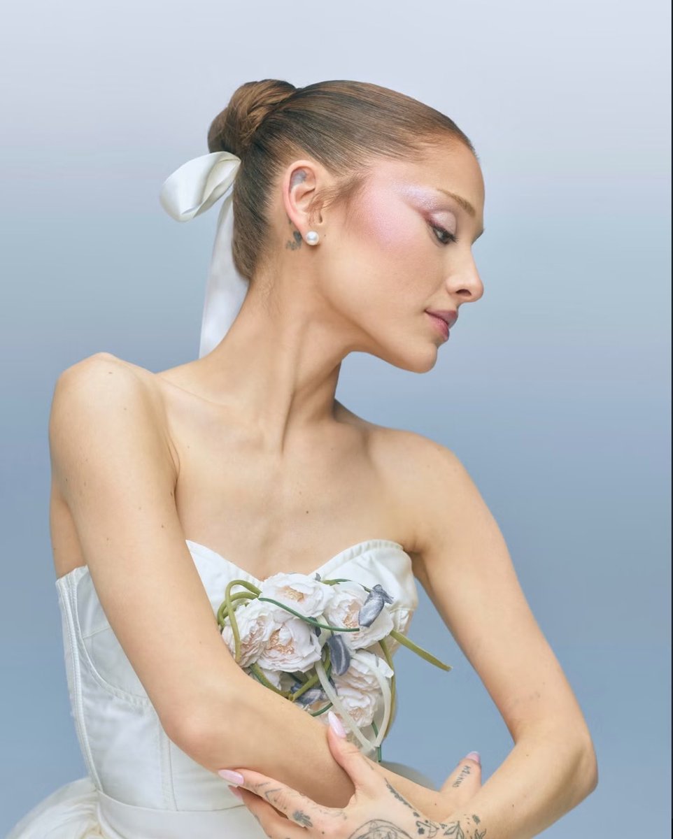 TeamArianaBE's tweet photo. #PHOTOS: Nouvelles photos d’Ariana pour la nouvelle collection de @rembeauty https://t.co/241vOCYH6D