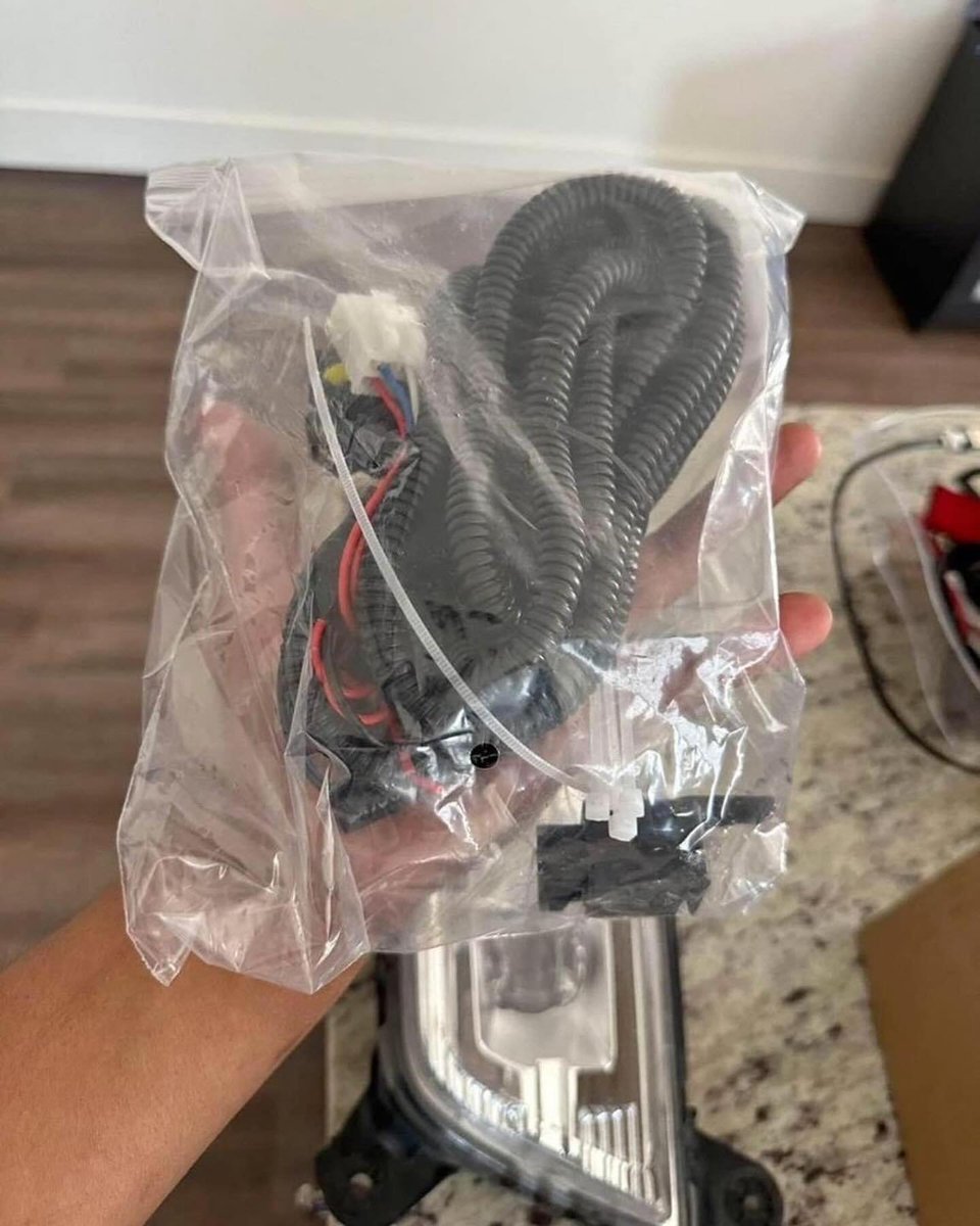 gmc_chevy_parts's tweet photo. OEM fog light for 2019+ Silverado with after market plug and play wiring
#gmc #diesel #blazer #lexus #trucks #hyundai #ram #lifted #gmc #cummins #cadillac #liftedtrucks #silverado #tahoe #powerstroke #duramax #sierra #truckporn #trucklife #trucksofinstagram #dieseltrucks https://t.co/PQaStIA6x4