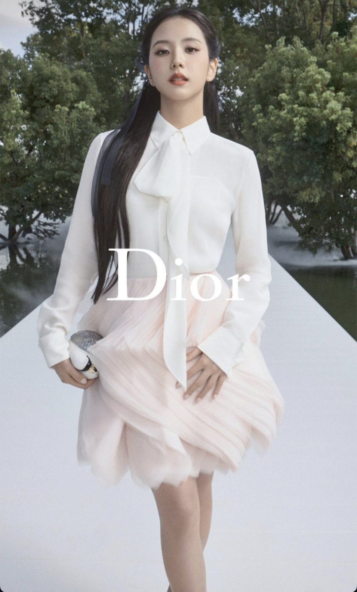 GODTIERJISOO's tweet photo. princess of dior 🦢 https://t.co/Uw1RZgRiHW