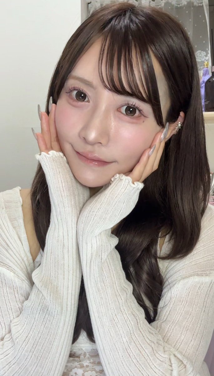 ひめかちゃんのすっぴん、全然肌が変わるくらいで造形何も変わらん羨ましい〜私メイクでこんなに変わるよ😅 https://t.co/SeroVqG3ya