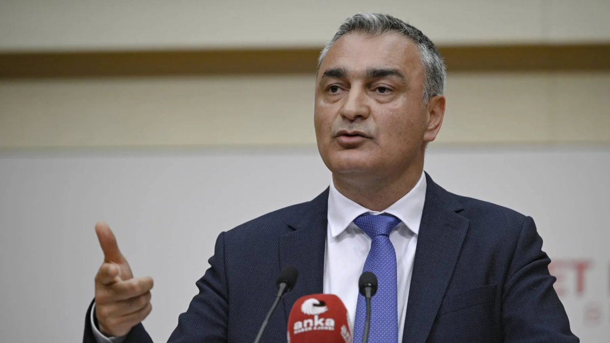 t24comtr_'s tweet photo. CHP Sözcüsü Sarı'dan AKP'ye geçişlere tepki:

🗣️ "Kalkıp 50'ya yakın belediye başkanının CHP'den ayrılarak AKP'ye gidiyor olmalarının hiçbir açıklaması olamaz! 'Bunlar bizi tehdit ediyorlar, bizim siyasal aidiyetimiz zaten CHP içinde değildi' gibi gerekçeler anlamlı, geçerli, kamuoyu vicdanında karşılık üreten gerekçeler olamaz"
https://t.co/V5vaB0EOLN