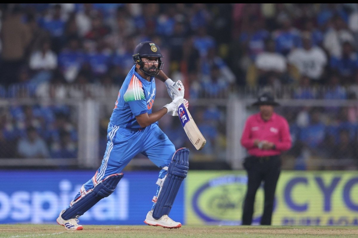 Kirketer02's tweet photo. History By Rohit sharma 🚨

Rohit Gurunath Sharma completes 12000 Runs In ODI 

Rohit sharma Becomes third indian and only 7th player to Reach this landmark 

#indvswi #Rohitsharma https://t.co/x7qmGShXng