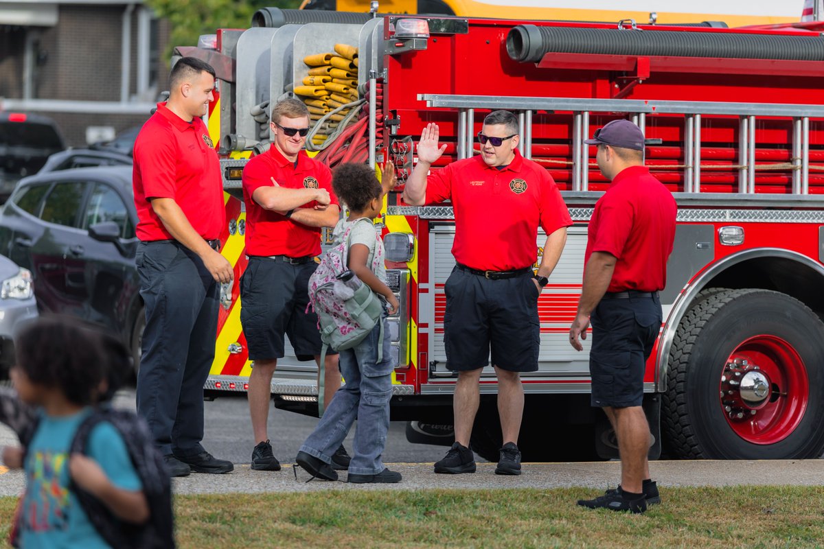 EVSC1's tweet photo. A crisp, sunny morning for Delaware Elementary’s Walk to School Day.

Officers from the @EvansvillePD and firefighters from the @EvansvilleFD joined students, EVSC staff, and community members for the walk to school, greeting kids as they arrived at the front doors.

Thank you to our first responders and community partners who came out to help start the day.
