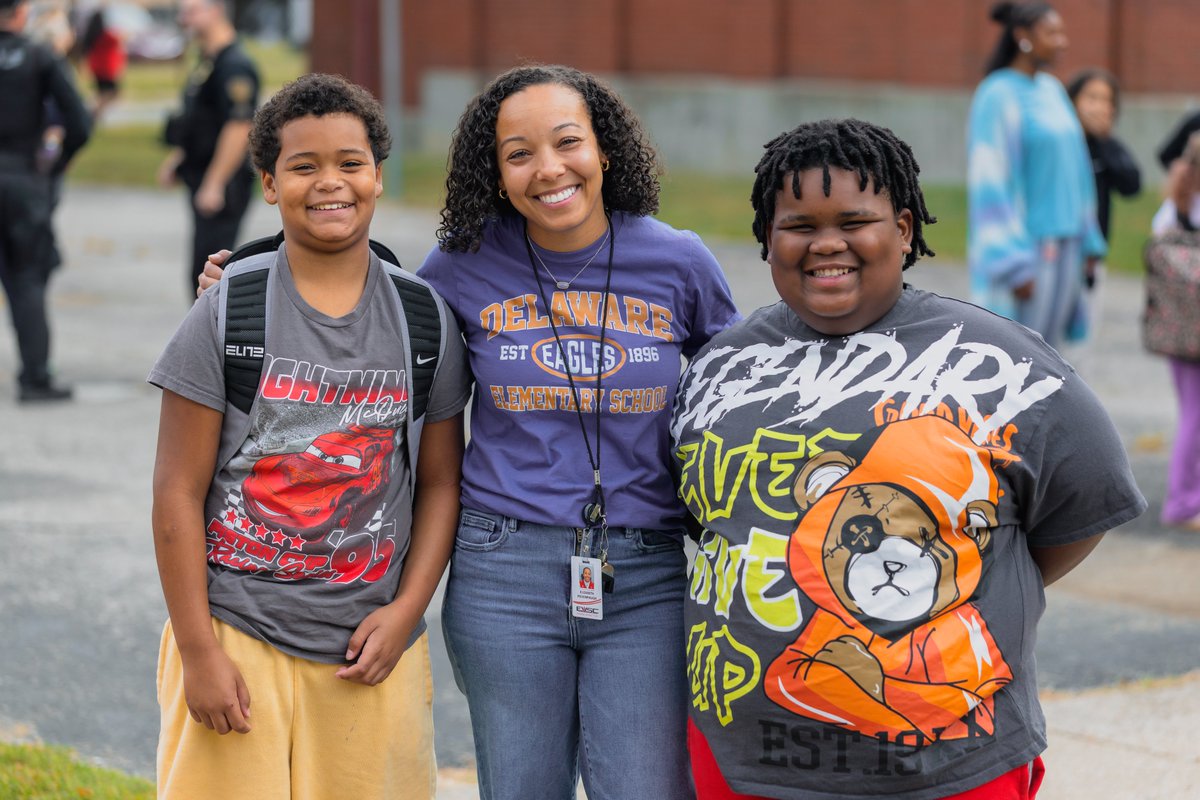 EVSC1's tweet photo. A crisp, sunny morning for Delaware Elementary’s Walk to School Day.

Officers from the @EvansvillePD and firefighters from the @EvansvilleFD joined students, EVSC staff, and community members for the walk to school, greeting kids as they arrived at the front doors.

Thank you to our first responders and community partners who came out to help start the day.