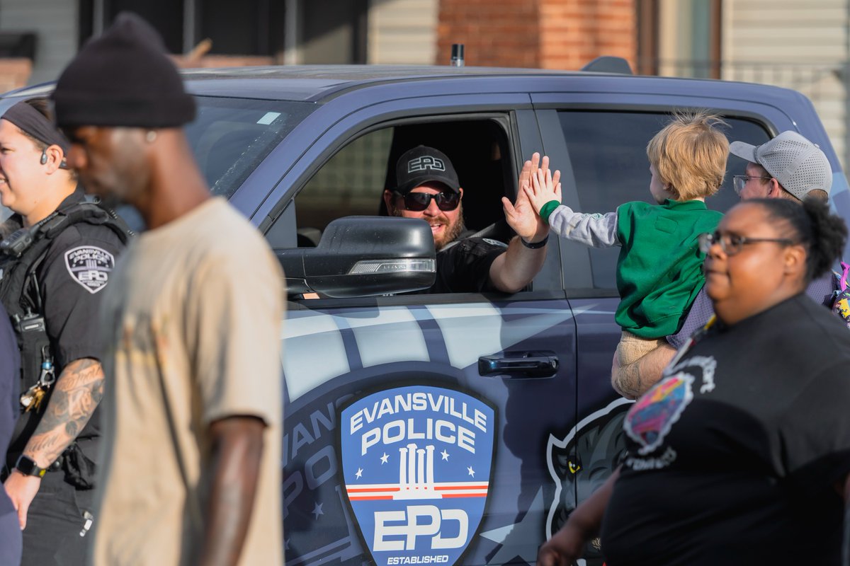 EVSC1's tweet photo. A crisp, sunny morning for Delaware Elementary’s Walk to School Day.

Officers from the @EvansvillePD and firefighters from the @EvansvilleFD joined students, EVSC staff, and community members for the walk to school, greeting kids as they arrived at the front doors.

Thank you to our first responders and community partners who came out to help start the day.