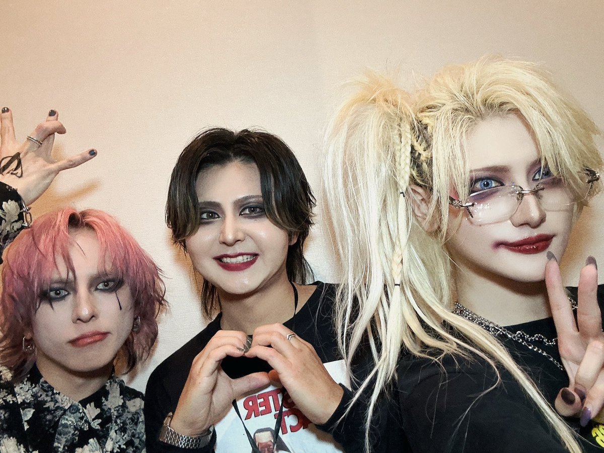 josinohimitsu's tweet photo. あの、好き顔9選に選ばしていただいた
アルルカン 暁さん、Azavana 詩結さんと、あの、写真を撮らささしていただきました

しかも、囲みと、ツーショです

とても、嬉しいです https://t.co/mzbJZtAsvI