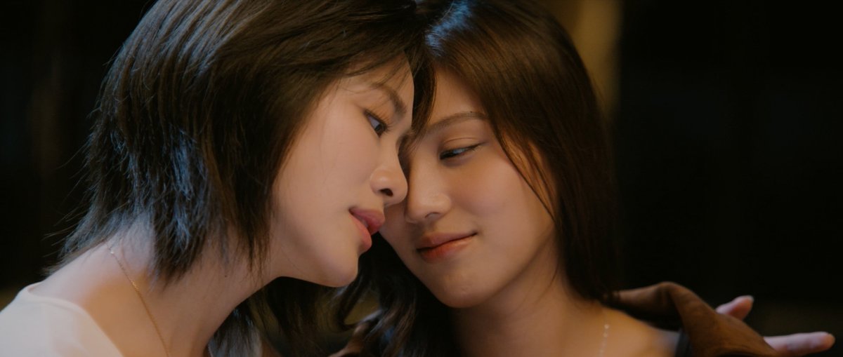 GMMTV's tweet photo. #MoonshadowSeriesEP8 จบแล้วน้า เรื่องราวในคืนนี้ได้ทำให้รู้แล้วว่าคีย์ไม่ได้อยู่ตัวคนเดียว ทุกคนรักและเป็นห่วงคีย์มากๆ ไม่ว่าจะเป็นครอบครัวหรือพี่จันทร์ ทุกคนพร้อมอยู่ข้างๆ คีย์เสมอ และเรื่องที่ยังฝังใจคีย์ พี่จันทร์ก็พยายามที่จะอยากพาคีย์ก้าวข้ามความกลัวนั้นไปให้ได้ แต่การเผชิญหน้านี้มันจะได้ผลมั้ย ติดตามกันต่อได้ในวันพุธหน้านะคะ

สามารถรับชมย้อนหลังแบบ UNCUT ได้ที่แอป oneD ที่เดียวเลยนะคะ 🥰

@emiamily @beonnnie @Jamiejuthapich_