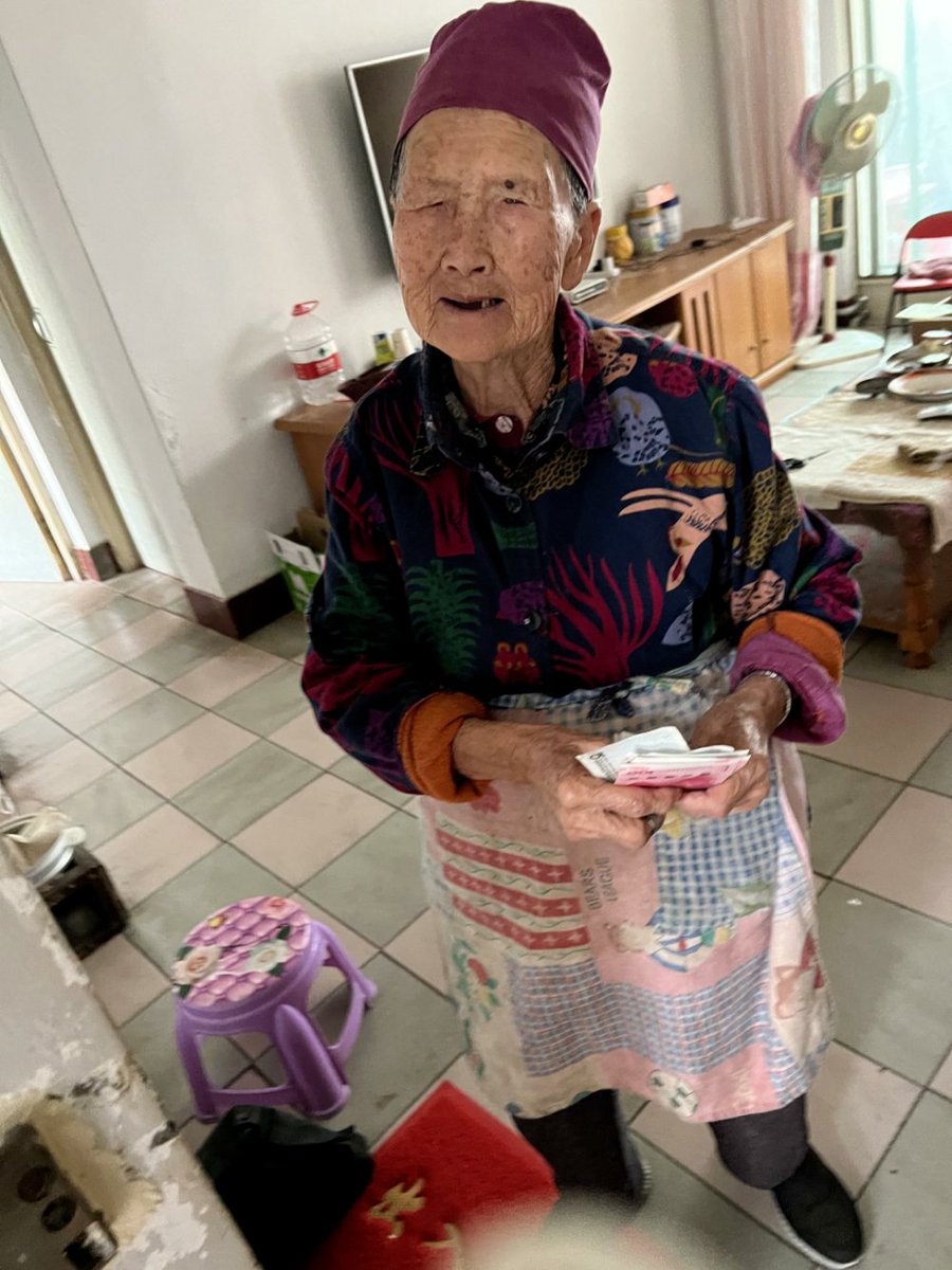 edwar_appl__9e2's tweet photo. My loyal prepper grandma really deserves the title she’s earned over the years.， https://t.co/4SsIXhs9Om