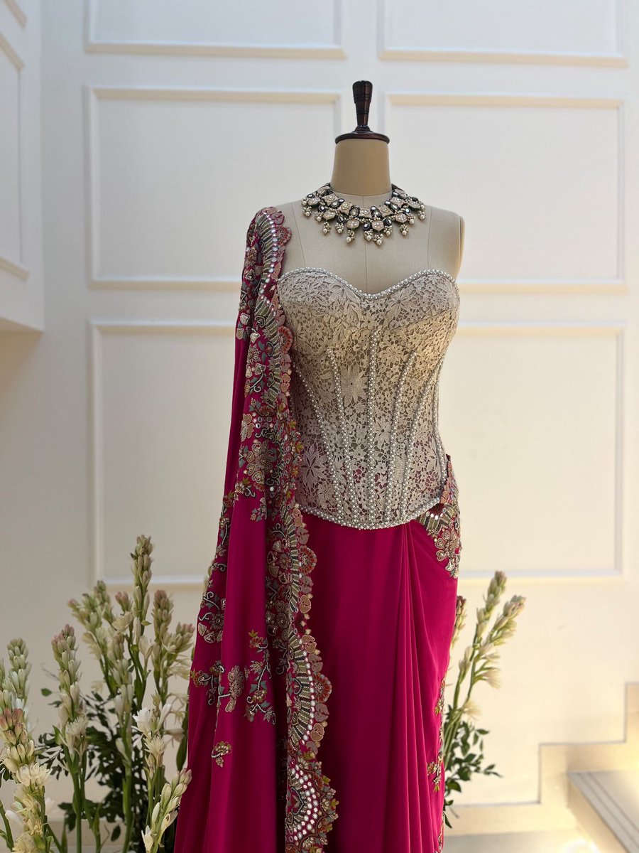 Aza_Fashions's tweet photo. #AzaSantacruz: A vibrant take on occasion dressing
— a fuchsia drape paired with a sculpted, intricately embroidered corset, finished with an ornate border that brings the look together✨

Download Aza App Now 📱Link in bio 🔗

#bridalfashion #indianbrides #saree #bridaltrend https://t.co/H1xCljSHiB