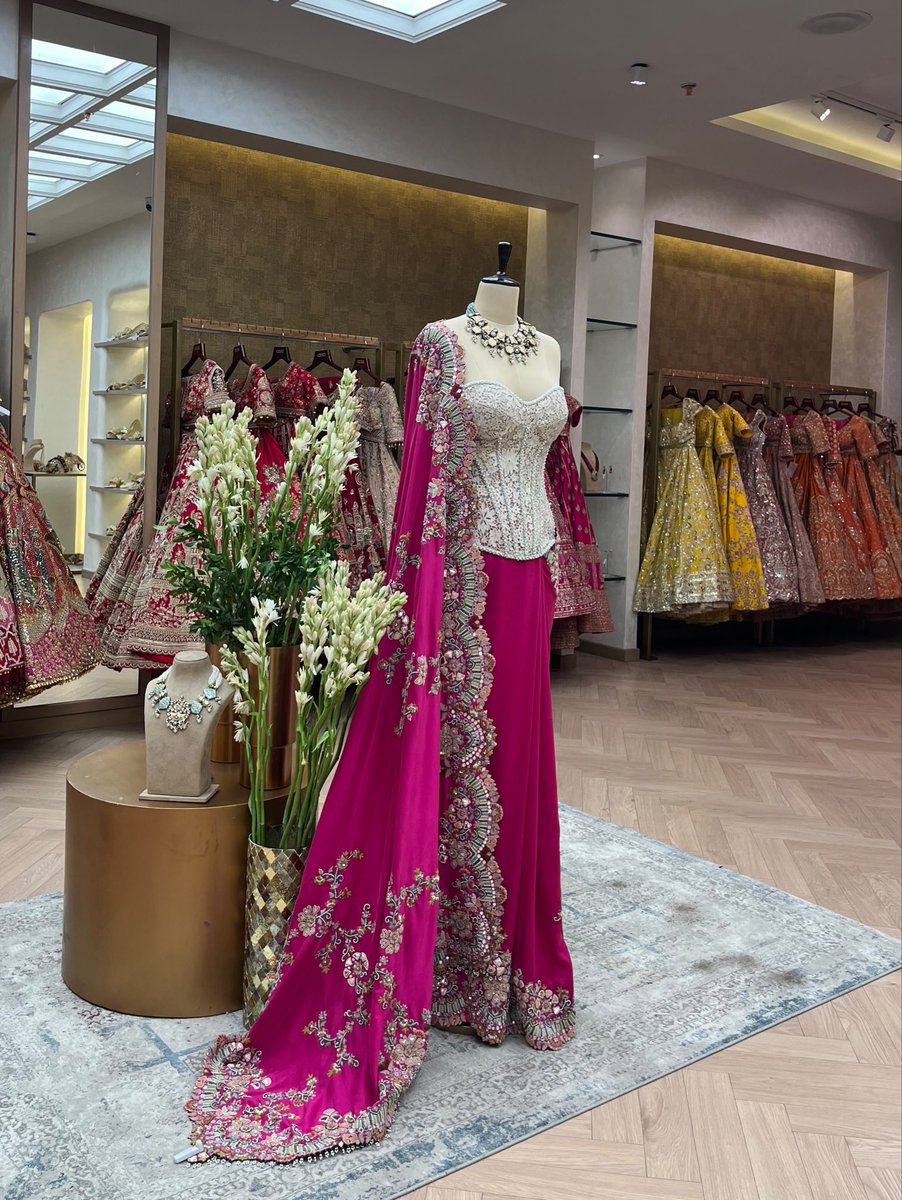 Aza_Fashions's tweet photo. #AzaSantacruz: A vibrant take on occasion dressing
— a fuchsia drape paired with a sculpted, intricately embroidered corset, finished with an ornate border that brings the look together✨

Download Aza App Now 📱Link in bio 🔗

#bridalfashion #indianbrides #saree #bridaltrend https://t.co/H1xCljSHiB