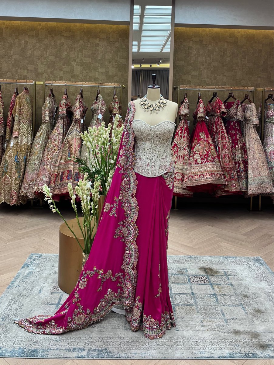 Aza_Fashions's tweet photo. #AzaSantacruz: A vibrant take on occasion dressing
— a fuchsia drape paired with a sculpted, intricately embroidered corset, finished with an ornate border that brings the look together✨

Download Aza App Now 📱Link in bio 🔗

#bridalfashion #indianbrides #saree #bridaltrend https://t.co/H1xCljSHiB