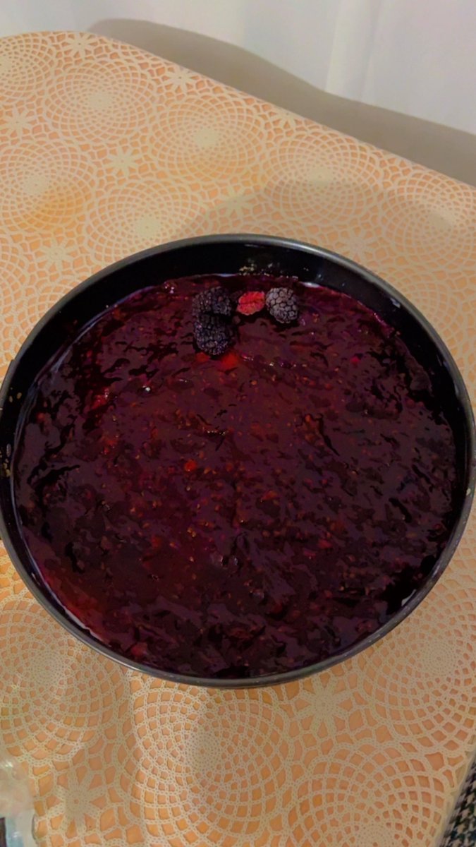 aysee_259's tweet photo. Kermes için cheesecake yapmıştım ; hepsini öğretmenler aldı 😍🌹 https://t.co/7XDiik6s2n
