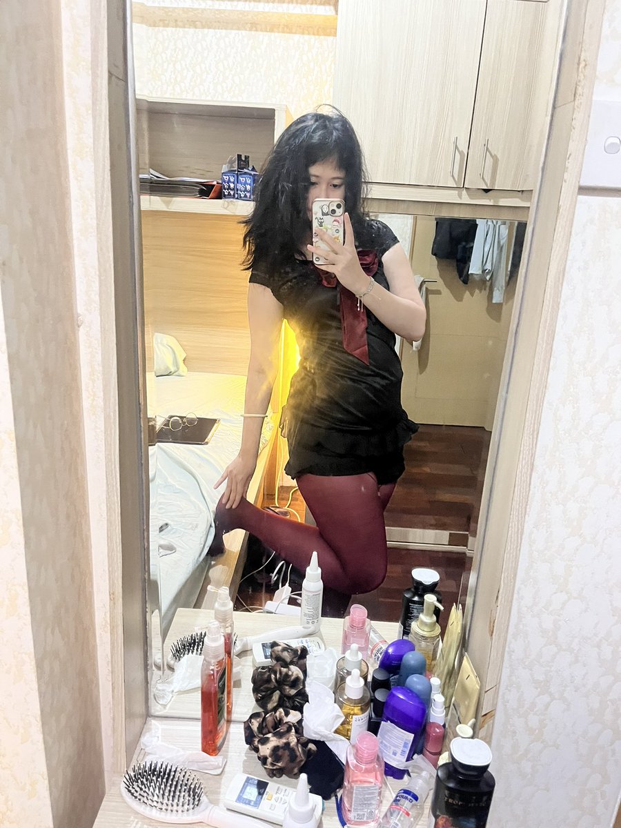 kuemisour's tweet photo. girl in red karena besok the 1st of october https://t.co/4n3gVHu2cs