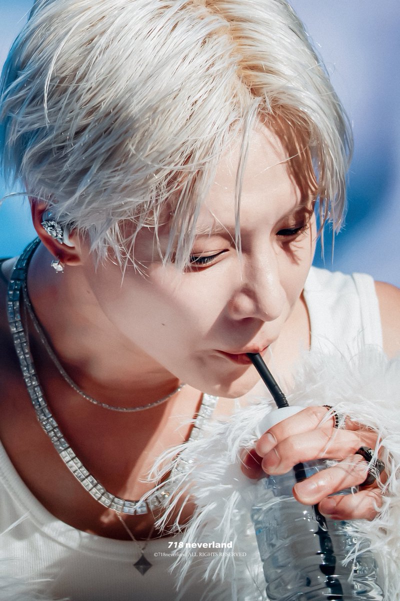 718neverland718's tweet photo. 260918 LiMiNaL day1📷

내 천사에게 언제나 좋은 일만 가득하길🪄🩵

#태민 #TAEMIN #テミン #泰民 https://t.co/nmFL3o8VPC