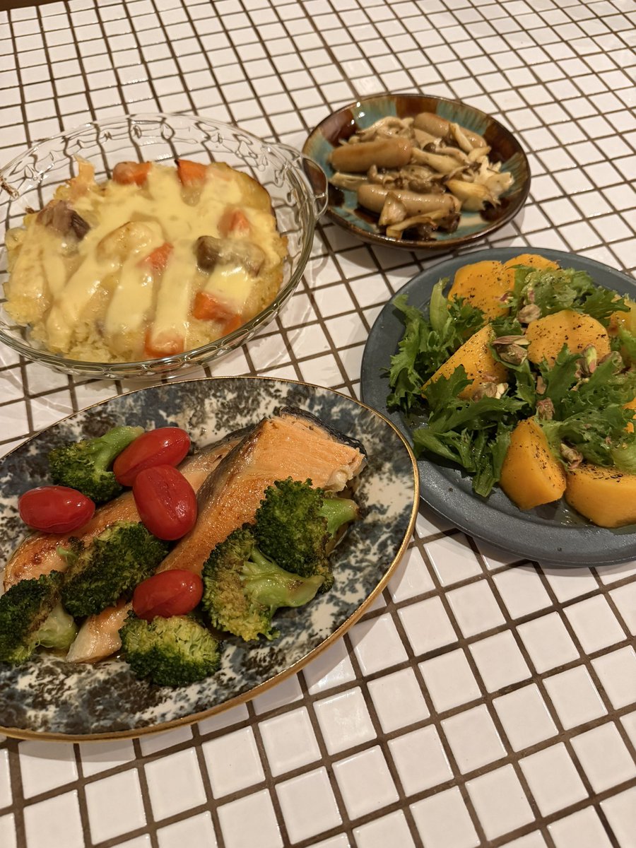 mamiiigohan's tweet photo. 酒の蒸し焼き、柿サラダ、キノコと無塩せきウインナーのソテー、ライスグラタン🌙

#おうちごはん https://t.co/tuNeHmCwDV