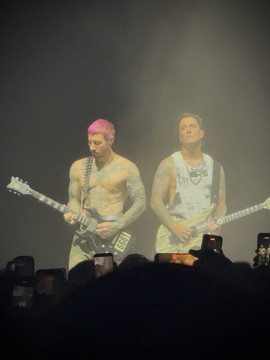 mayo_mth's tweet photo. 念願だったA7X！！！
周りがめちゃくちゃ歌うインドネシア人だらけで、数年前のパンスプのマイケミを思い出すライブでした
また観れる機会があるといいなぁ https://t.co/aw72gvmKNk