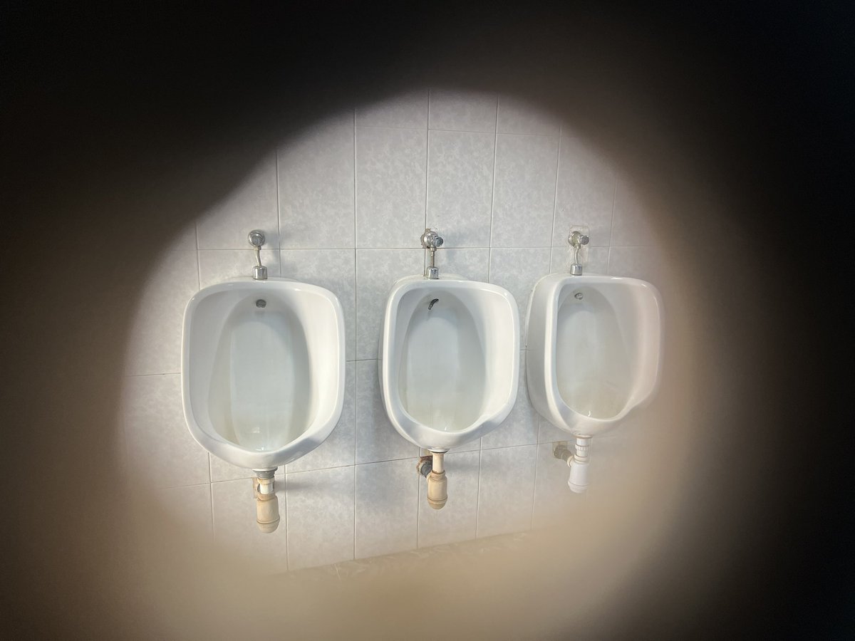 PublicMaster74's tweet photo. Sightseeing threw the hole
#restroom #urinal #gay #voyeur https://t.co/pVhGPW3brf