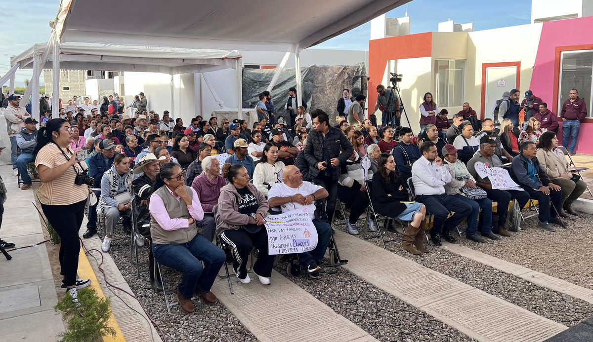 SEDATU_mx's tweet photo. Hoy es #MiércolesDeVivienda 🏡🏠

En Zacatecas, entregamos a 18 familias del municipio de Luis Moya las llaves de sus viviendas en el desarrollo San Francisco de los Adame de la @Conavi_mx, lo encabezó la Presidenta @Claudiashein a través de un enlace a la #MañaneraDelPueblo. https://t.co/oRPSV720kX
