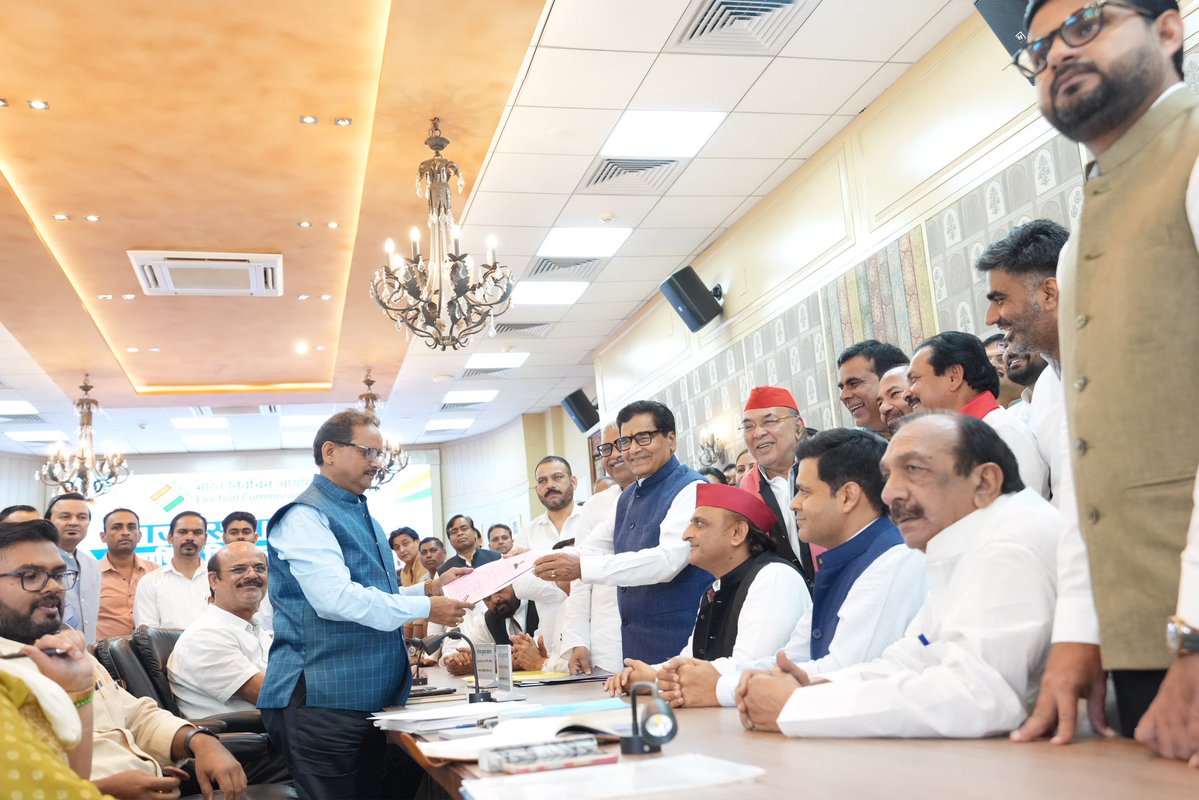 yadavakhilesh's tweet photo. देश और प्रदेश की तरक़्क़ी और ख़ुशहाली के लिए ‘अनुभव का दिशा-निर्देशन’ और ‘युवा उद्यमी ऊर्जा’ संयुक्त रूप से राज्यसभा में हमारी सशक्त और सार्थक आवाज़ बने, इसके लिए अपने दोनों प्रत्याशियों को विजयभाव से भरी हमारी हार्दिक शुभकामनाएँ!

@proframgopalya1
@DhanrajNathwani https://t.co/LGxd0X298q