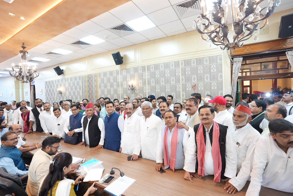 yadavakhilesh's tweet photo. देश और प्रदेश की तरक़्क़ी और ख़ुशहाली के लिए ‘अनुभव का दिशा-निर्देशन’ और ‘युवा उद्यमी ऊर्जा’ संयुक्त रूप से राज्यसभा में हमारी सशक्त और सार्थक आवाज़ बने, इसके लिए अपने दोनों प्रत्याशियों को विजयभाव से भरी हमारी हार्दिक शुभकामनाएँ!

@proframgopalya1
@DhanrajNathwani https://t.co/LGxd0X298q