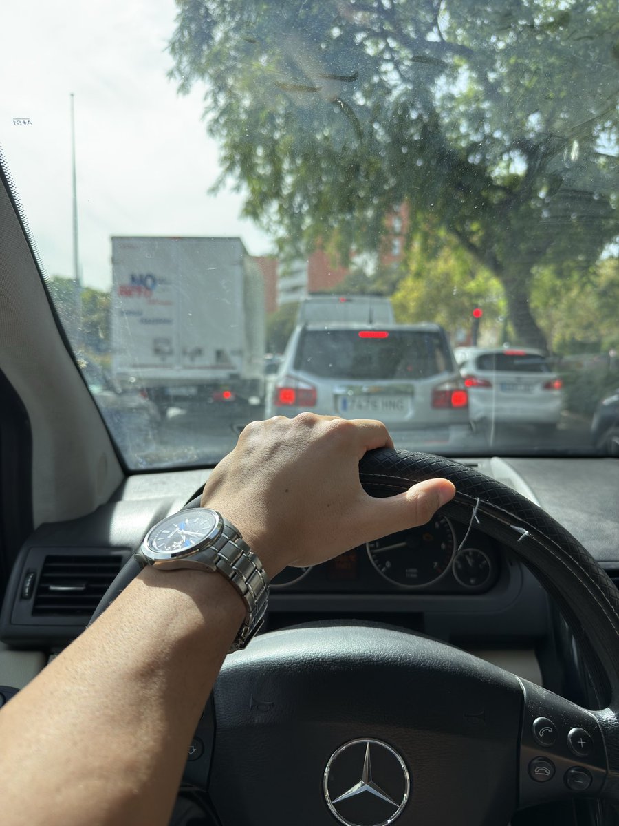 AlphaMasteDan's tweet photo. De camino a clase, luciendo el reloj como debe ser. ⌚️ Tú mira y aprecia… ya veremos si te ganas un poco de mi atención. 😏 https://t.co/Zlslju9wcN
