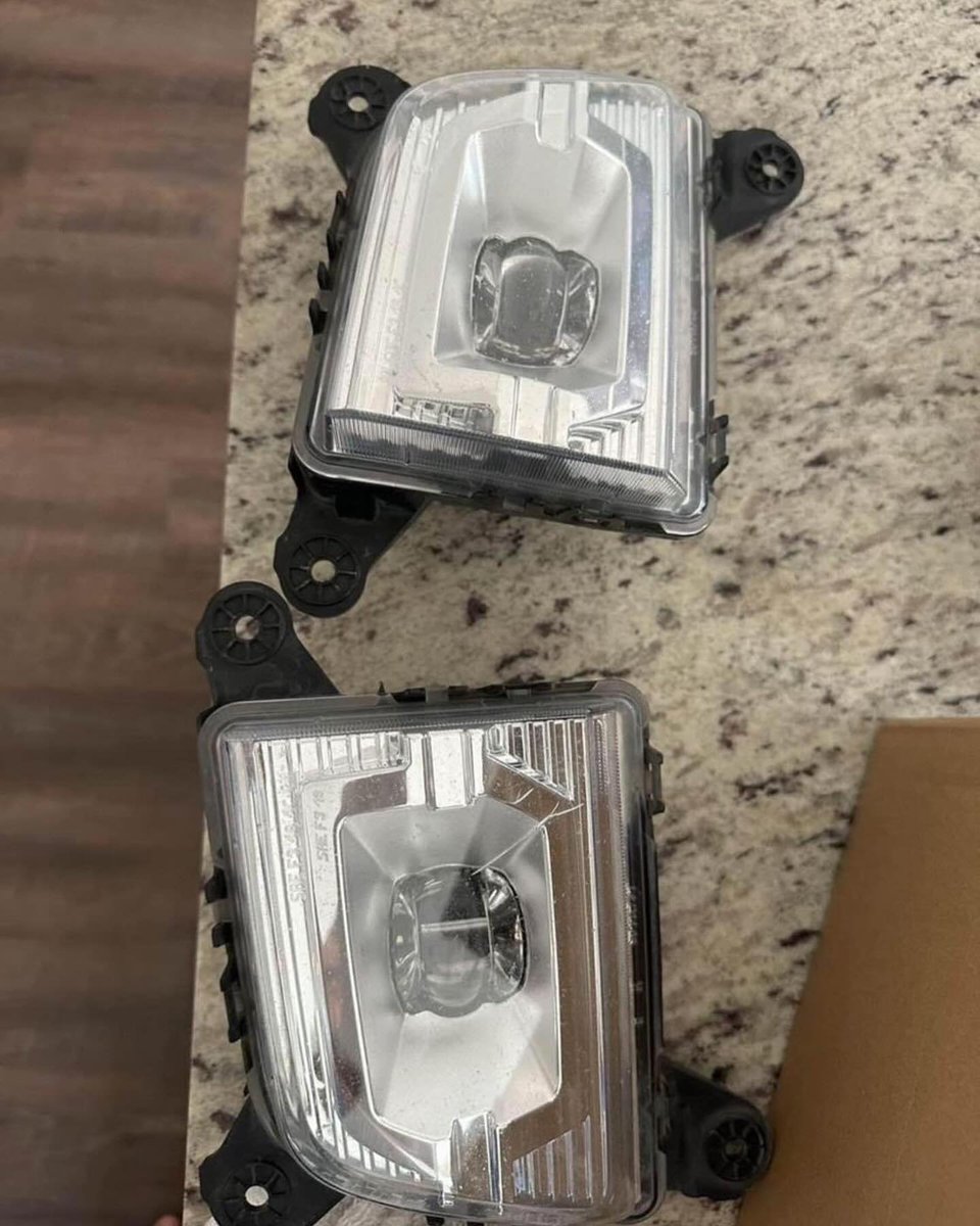 gmc_chevy_parts's tweet photo. OEM fog light for 2019+ Silverado with after market plug and play wiring
#gmc #diesel #blazer #lexus #trucks #hyundai #ram #lifted #gmc #cummins #cadillac #liftedtrucks #silverado #tahoe #powerstroke #duramax #sierra #truckporn #trucklife #trucksofinstagram #dieseltrucks https://t.co/PQaStIA6x4
