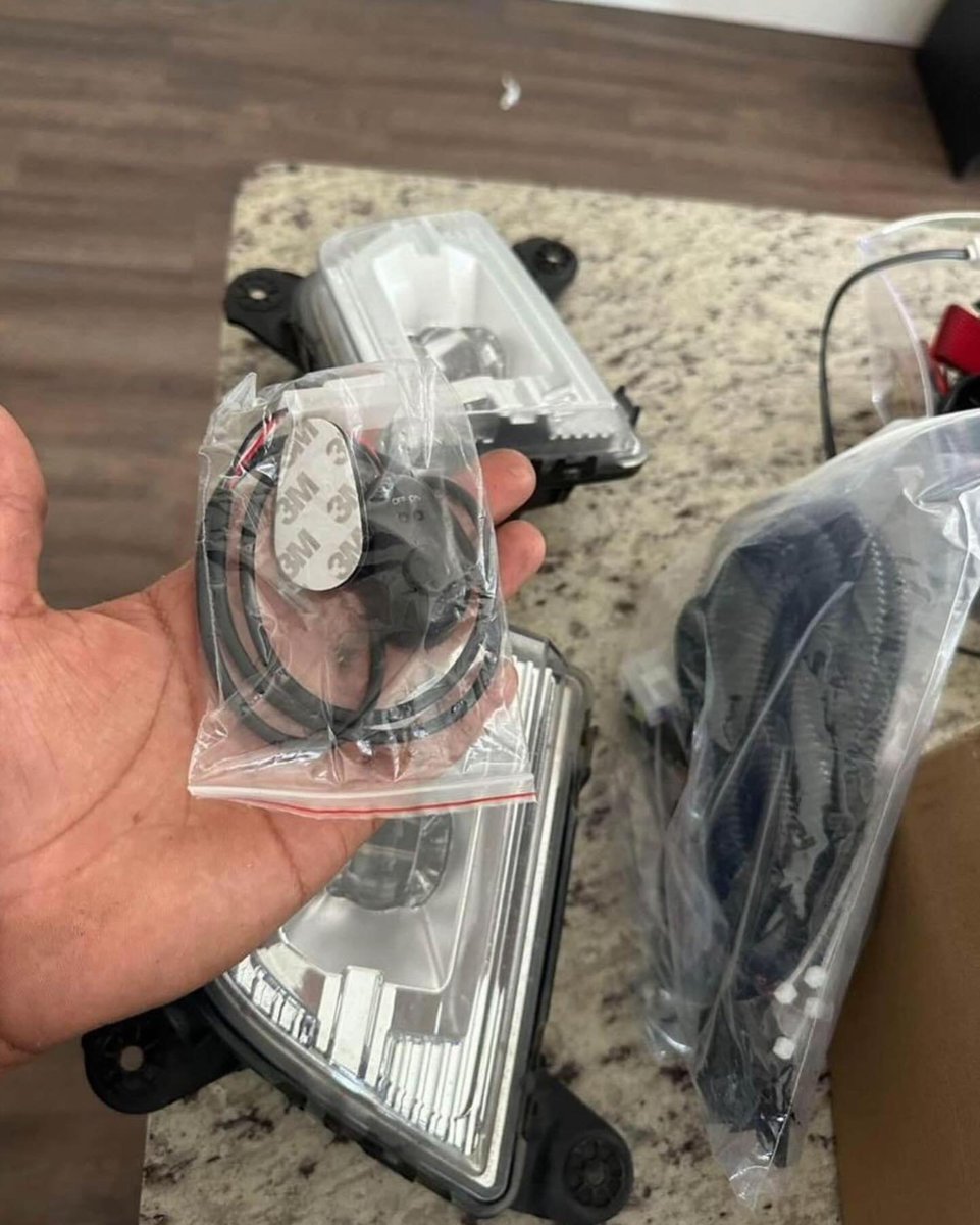 gmc_chevy_parts's tweet photo. OEM fog light for 2019+ Silverado with after market plug and play wiring
#gmc #diesel #blazer #lexus #trucks #hyundai #ram #lifted #gmc #cummins #cadillac #liftedtrucks #silverado #tahoe #powerstroke #duramax #sierra #truckporn #trucklife #trucksofinstagram #dieseltrucks https://t.co/PQaStIA6x4