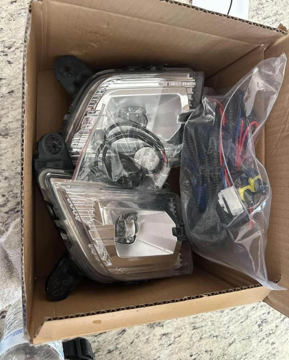 gmc_chevy_parts's tweet photo. OEM fog light for 2019+ Silverado with after market plug and play wiring
#gmc #diesel #blazer #lexus #trucks #hyundai #ram #lifted #gmc #cummins #cadillac #liftedtrucks #silverado #tahoe #powerstroke #duramax #sierra #truckporn #trucklife #trucksofinstagram #dieseltrucks https://t.co/PQaStIA6x4