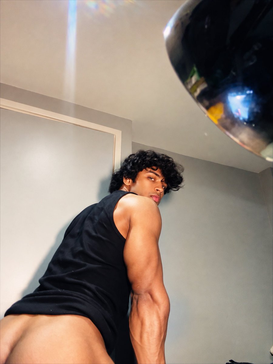 Calvin_moris's tweet photo. Can i sit on you bro? https://t.co/50I5wunZhN