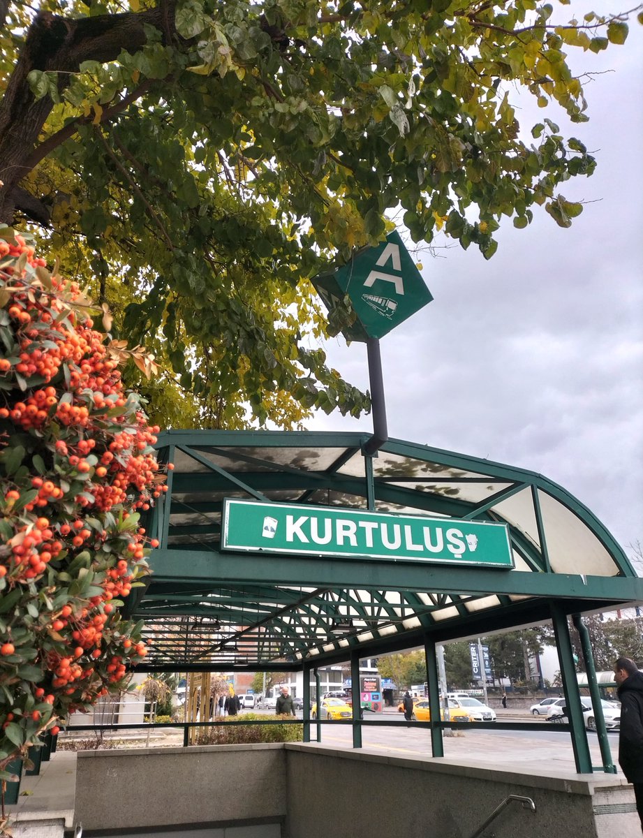 turuncbahcesijj's tweet photo. ankaranın kırıp kalpler durağı burasıdır btw https://t.co/XWF8Sdvj3e