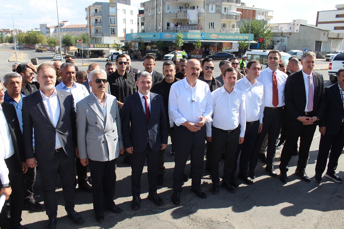 72akpartibatman's tweet photo. İl Başkan Vekilimiz Sayın Mehmet Masum Özel, İl Başkan Yardımcılarımız ve Yönetim Kurulu Üyelerimizle birlikte; Valimiz Sayın Ekrem Canalp ve şehrimizin kurum temsilcilerinin katılımıyla Cizre Bulvarı Düzenleme Projesi programına kat��ldık.

Ulaşım, peyzaj, aydınlatma ve yaya alanlarıyla Cizre Bulvarı’nın daha güvenli, yeşil ve modern bir yapıya kavuşmasını hedefleyen projenin Batman’ımıza hayırlı olmasını diliyoruz. 

Daha yaşanabilir bir Batman için çalışmalar devam ediyor.
@abuyukgumus @SansiHuseyin @canalpekrem @mehmetmasumozel