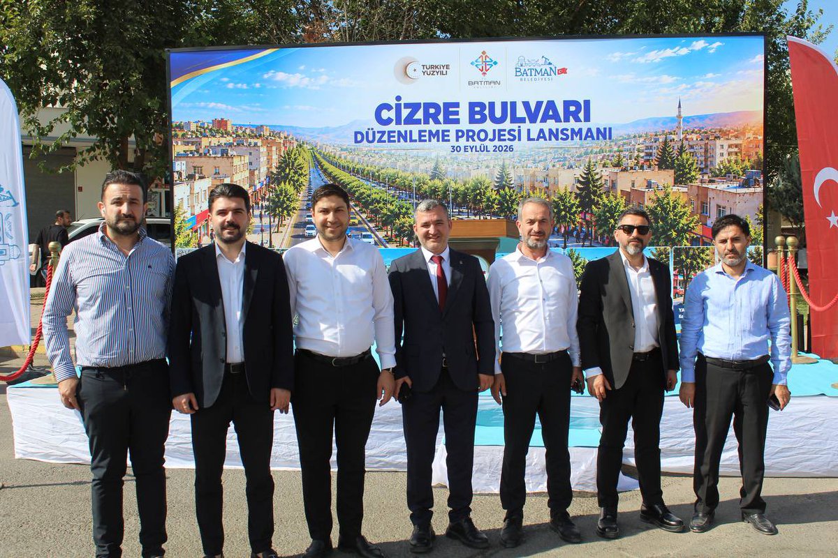 72akpartibatman's tweet photo. İl Başkan Vekilimiz Sayın Mehmet Masum Özel, İl Başkan Yardımcılarımız ve Yönetim Kurulu Üyelerimizle birlikte; Valimiz Sayın Ekrem Canalp ve şehrimizin kurum temsilcilerinin katılımıyla Cizre Bulvarı Düzenleme Projesi programına kat��ldık.

Ulaşım, peyzaj, aydınlatma ve yaya alanlarıyla Cizre Bulvarı’nın daha güvenli, yeşil ve modern bir yapıya kavuşmasını hedefleyen projenin Batman’ımıza hayırlı olmasını diliyoruz. 

Daha yaşanabilir bir Batman için çalışmalar devam ediyor.
@abuyukgumus @SansiHuseyin @canalpekrem @mehmetmasumozel