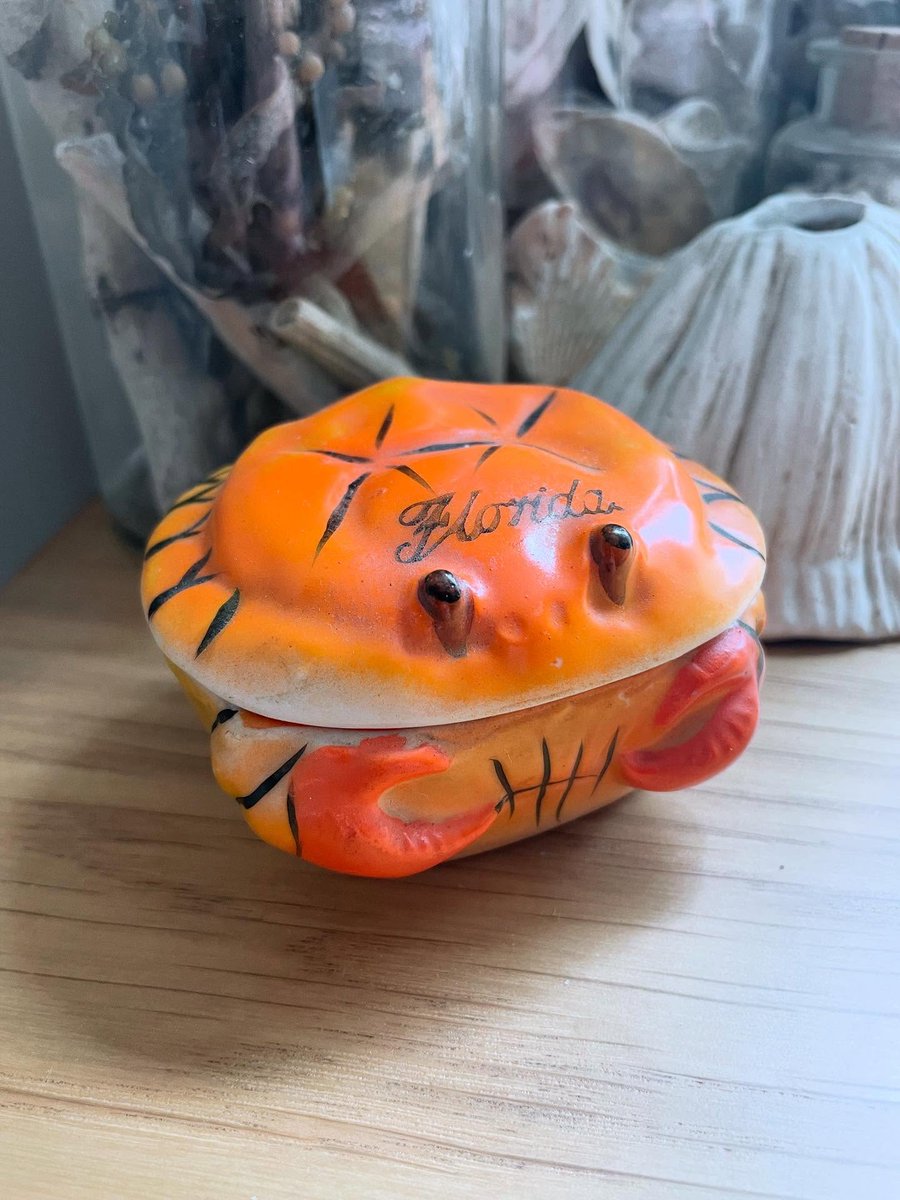ewertoncai's tweet photo. My sister’s big annual crabfest was yesterday and I was so busy mingling, I only had about 4 crabs (as a native born Marylander, that is shameful! 😆). It was wonderful to see to many friends and family I never get to see, though. ❤️ In honour of https://t.co/ThfwXvRnJF