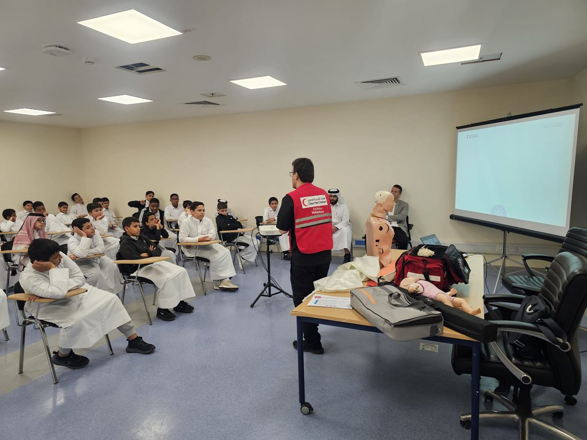 Smaisma_School's tweet photo. انطلاقا من رؤية ورسالة وزارة التربية والتعليم والتعليم العالي وتحقيقا لأولويات المدرسة وبالشراكة مع الهلال الأحمر القطري تم تقديم ورشة للطلاب بعنوان الإسعافات الأولية قدمها الدكتور محمد كوزال الثلاثاء 8-9-2026م https://t.co/t66jYVtw1I