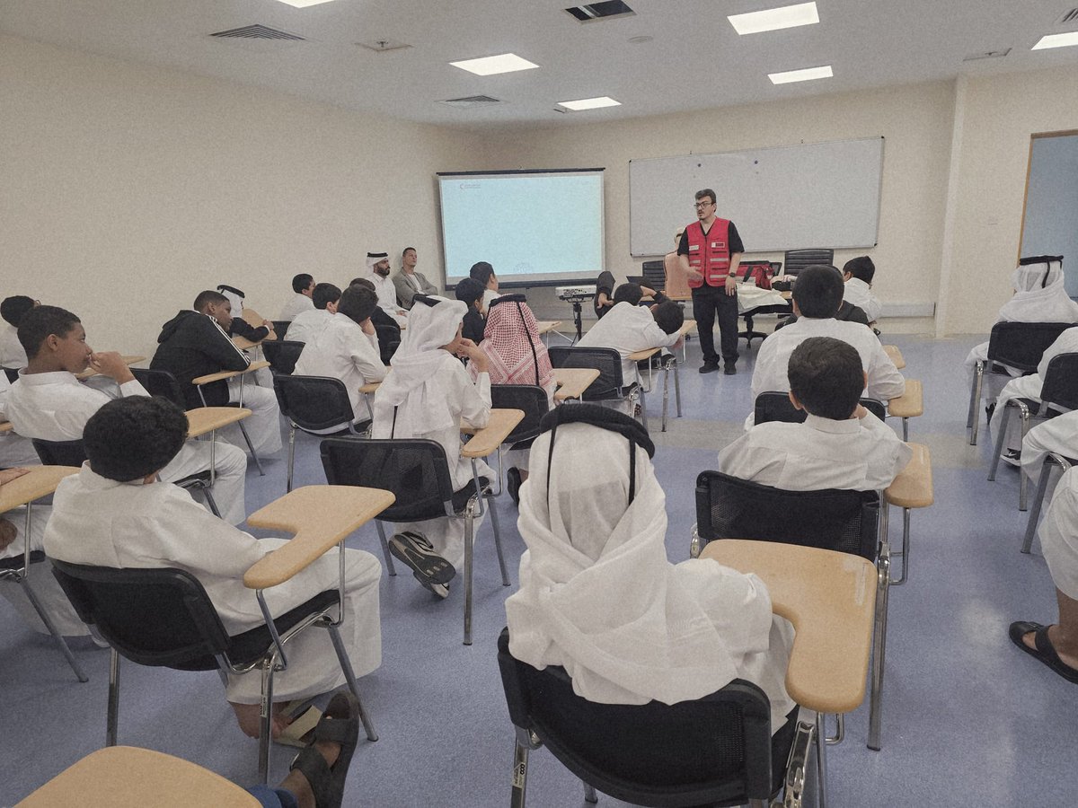 Smaisma_School's tweet photo. انطلاقا من رؤية ورسالة وزارة التربية والتعليم والتعليم العالي وتحقيقا لأولويات المدرسة وبالشراكة مع الهلال الأحمر القطري تم تقديم ورشة للطلاب بعنوان الإسعافات الأولية قدمها الدكتور محمد كوزال الثلاثاء 8-9-2026م https://t.co/t66jYVtw1I