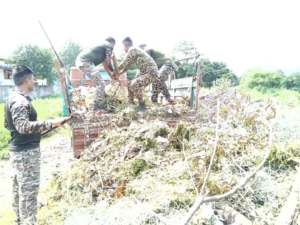CTGSECTORCRPF's tweet photo. Swachhata Hi Seva 2026!

Together, we strive for a Swachh & Swasth Bharat !

Units of #Chhattisgarh Sector enthusiastically participated in the cleanliness drive under Swachhata Abhiyan “today” in their areas of responsibility at Bijapur, Sukma and Jagdalpur, demonstrating collective commitment towards cleanliness, hygiene and a cleaner environment.

#SwachhataHiSeva2026 #SwachhBharat #CRPF #NationFirst @crpfindia @gpsinghips @CentralZoneCrpf @DIGOPSBJPR @OpsKonta @digcrpfsukma @Digpopsdwa @digopsjagdalpur @RaipurRange @GCRAIPUR @GC_BILASPUR @SwachhBharatGov @swachhbharat
@PIBHomeAffairs
