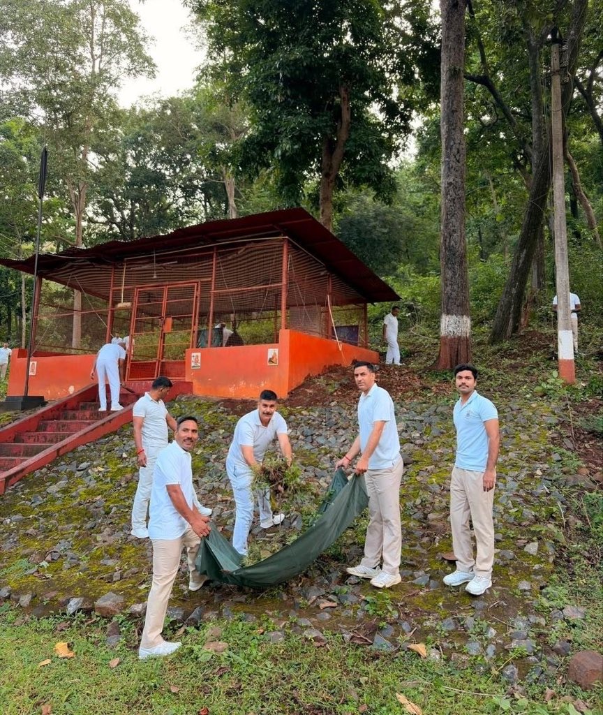 CTGSECTORCRPF's tweet photo. Swachhata Hi Seva 2026!

Together, we strive for a Swachh & Swasth Bharat !

Units of #Chhattisgarh Sector enthusiastically participated in the cleanliness drive under Swachhata Abhiyan “today” in their areas of responsibility at Bijapur, Sukma and Jagdalpur, demonstrating collective commitment towards cleanliness, hygiene and a cleaner environment.

#SwachhataHiSeva2026 #SwachhBharat #CRPF #NationFirst @crpfindia @gpsinghips @CentralZoneCrpf @DIGOPSBJPR @OpsKonta @digcrpfsukma @Digpopsdwa @digopsjagdalpur @RaipurRange @GCRAIPUR @GC_BILASPUR @SwachhBharatGov @swachhbharat
@PIBHomeAffairs