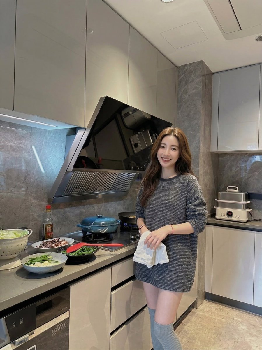 shitou6930's tweet photo. 厨房真的太热了，做顿饭出了一身汗，衣服都贴在身上了。趁着锅里还在炖汤，偷偷拍一张 https://t.co/W4UjYrVLl4