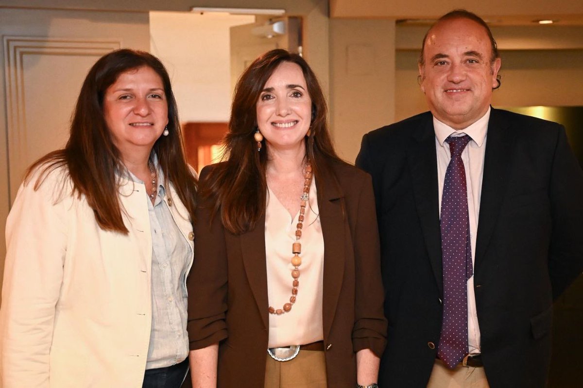 VV_Patriota's tweet photo. 🇦🇷 En el día de ayer, Victoria Villarruel comenzó su agenda en España.

La vicepresidente se reunió con el embajador argentino en España, Wenceslao Bunge Saravia; visitó la Universidad Pontificia Comillas, donde fue recibida por su rector, Antonio Allende Felgueroso, y mantuvo un encuentro en el Senado de España con el Grupo Parlamentario de Amistad Iberoamericano.

Las actividades forman parte de su visita a Madrid, donde participará del XII Foro Parlamentario Iberoamericano.