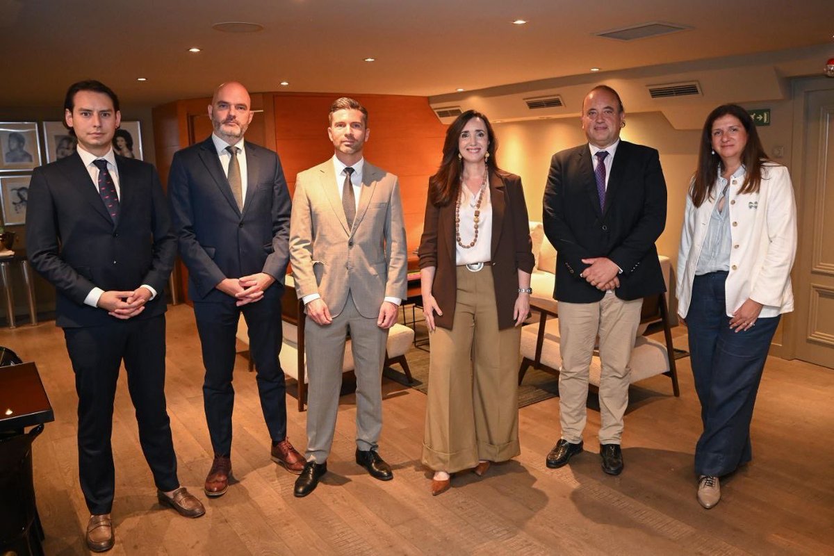 VV_Patriota's tweet photo. 🇦🇷 En el día de ayer, Victoria Villarruel comenzó su agenda en España.

La vicepresidente se reunió con el embajador argentino en España, Wenceslao Bunge Saravia; visitó la Universidad Pontificia Comillas, donde fue recibida por su rector, Antonio Allende Felgueroso, y mantuvo un encuentro en el Senado de España con el Grupo Parlamentario de Amistad Iberoamericano.

Las actividades forman parte de su visita a Madrid, donde participará del XII Foro Parlamentario Iberoamericano.