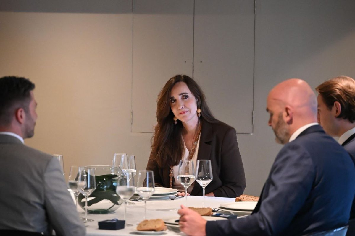 VV_Patriota's tweet photo. 🇦🇷 En el día de ayer, Victoria Villarruel comenzó su agenda en España.

La vicepresidente se reunió con el embajador argentino en España, Wenceslao Bunge Saravia; visitó la Universidad Pontificia Comillas, donde fue recibida por su rector, Antonio Allende Felgueroso, y mantuvo un encuentro en el Senado de España con el Grupo Parlamentario de Amistad Iberoamericano.

Las actividades forman parte de su visita a Madrid, donde participará del XII Foro Parlamentario Iberoamericano.