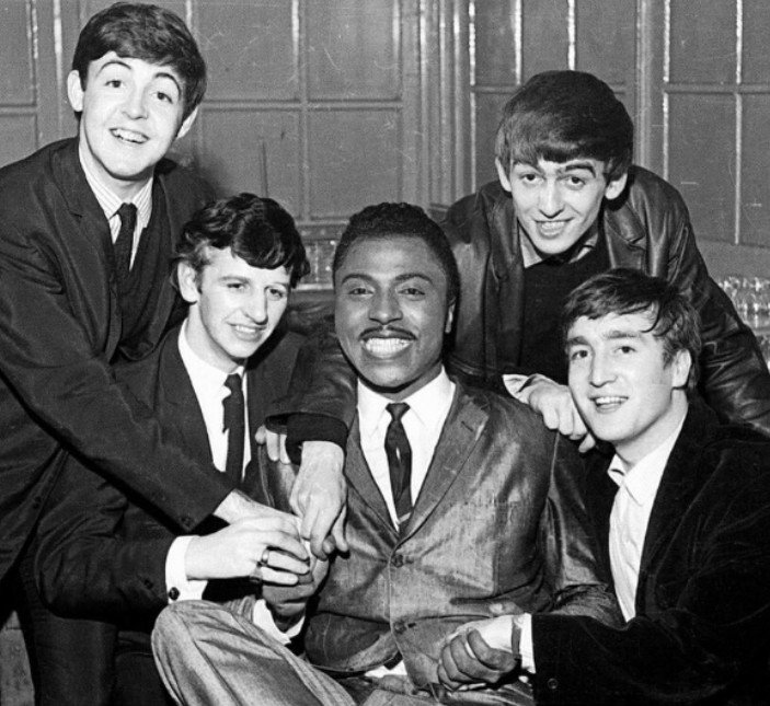 roman_da_mour's tweet photo. ビリー・プレストンとビートルズの縁はけっこう古い。デビュー間もないビートルズ1962年11月ハンブルクのスタークラブ公演メインアクトのリトル・リチャードのバックバンドに16才のビリーがいた。楽屋でバカ話して笑った。なんかウマがあった。#ビリー・プレストン　#ビートルズ　#リトル・リチャード https://t.co/Qp1RS9tLN9