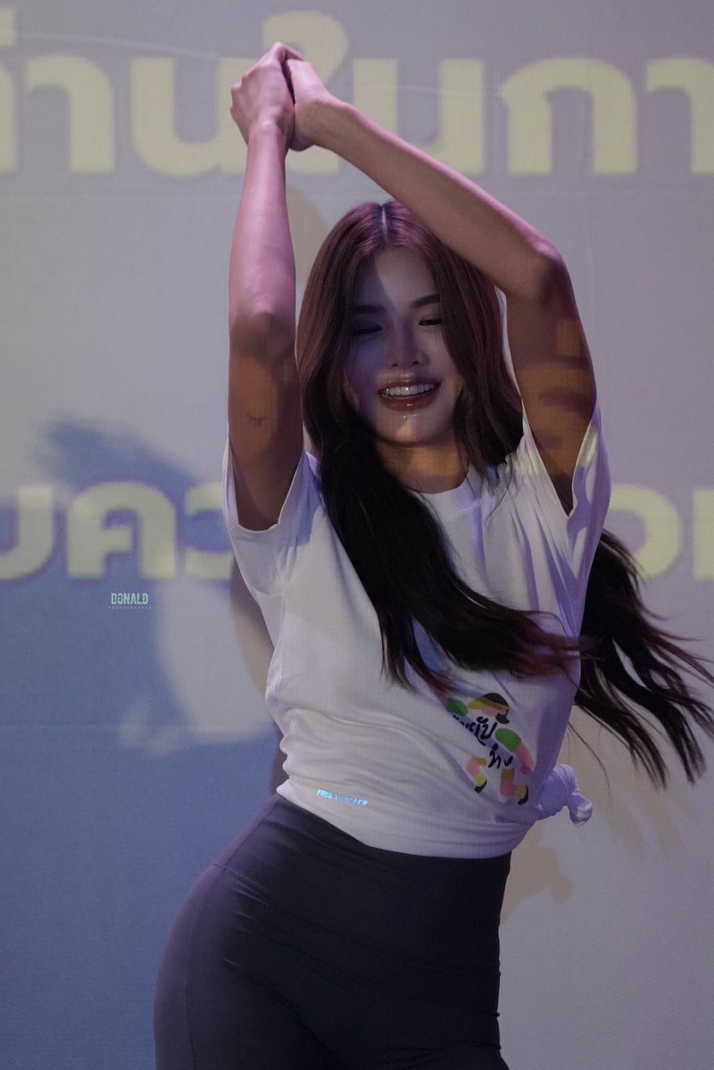 donald_duck_28's tweet photo. ท่าแอโรบิคแบบเหมียวๆ

MOVE IN THE PARK MEENBABE 
#มีนเบ้บขยับไปกับหนัง
#มีนเบ้บ #meenbabe
#อุ้มทวีพร #Aoomtwp https://t.co/Lqz6cp4jbU