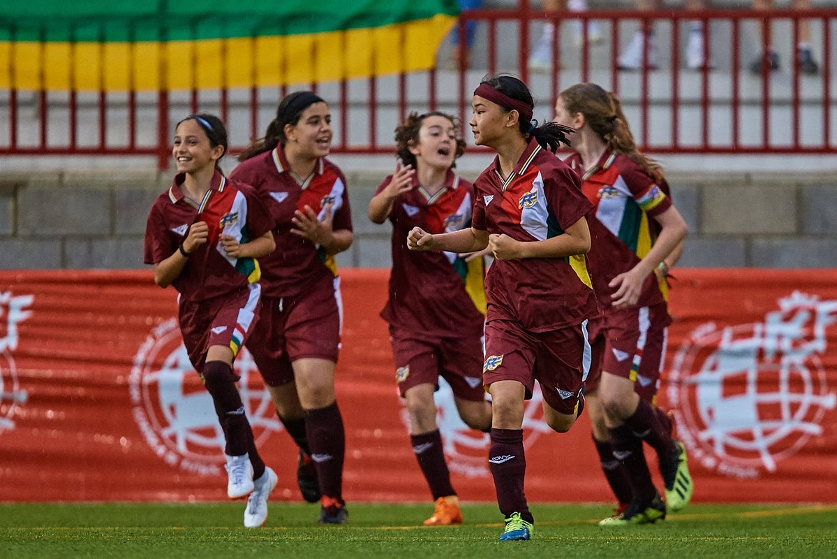 fedriojafutbol's tweet photo. ❤️🤍💛💚
El fútbol femenino riojano sigue recibiendo grandes noticias. La riojana del @AthleticClubFem, Ainhoa Oliva (formada en la @FCLaCalzada, @SDOyonesa y selecciones @fedriojafutbol),  en la convocatoria de la @SEFutbolFem Sub-19 de David Aznar 👏👏

https://t.co/hCeGI9jAwi https://t.co/IsgJaORO2o