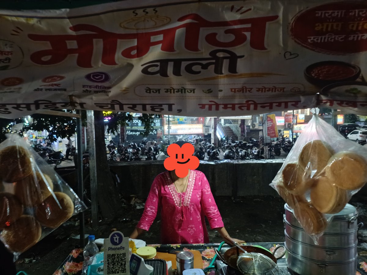 AnilYadavmedia1's tweet photo. भारत में बहुजन समाज की आबादी 130 करोड़ है,
आज सब बहुजनों को दलित समाज की बेटी मोहिनी की मदद करनी है,

गरीब घर की मोहिनी लखनऊ में ही मोमोज का ठेला लगाती है,
ठेला किराए का है, 1500 रुपए महीना,

पूंजी नहीं है, इसलिए ठेले पर बिकने वाले सामान में कोई वैराइटी भी नहीं है,
धंदा पूरी तरह मंदा है,

तो कुल मिलाकर 30 हज़ार की मदद करनी है,
जिससे मोहिनी का खुद का ठेला आ जाएगा,
और दुकान में बिक्री के लिए कुछ वैराइटी के दूसरे खाद्य पदार्थ भी बनने लगेंगे,

तो 130 करोड़ बहुजनों इस दलित बेटी की 
30 हज़ार की भी मदद ना करोगे,

आपका समय शुरू होता है अब,