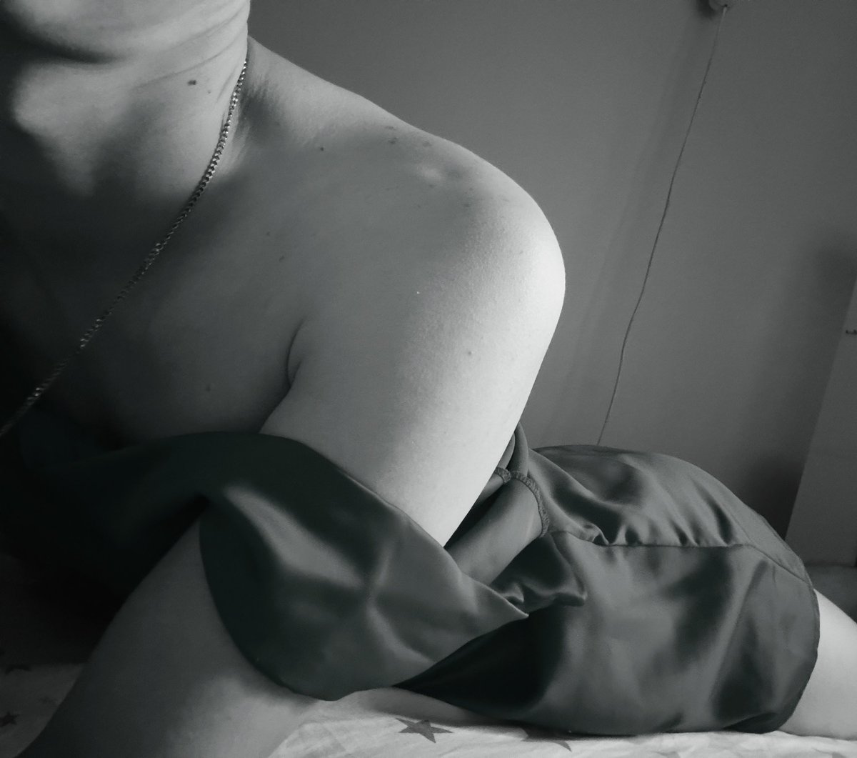 baadannie's tweet photo. Красота 🫦

#bnw #aesthetic #satin #curves #mood https://t.co/eyrCZ90pBF