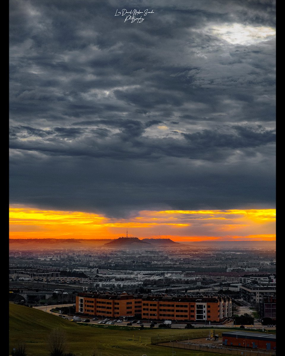 alexjuniiior's tweet photo. El horizonte que corona esta fotografía no es uno cualquiera. Al fondo, recortando el cielo bajo una intensa franja anaranjada, se eleva el Cerro de San Cristóbal, el punto geográfico más emblemático y uno de los techos de la provincia de https://t.co/9qkmWSd55L