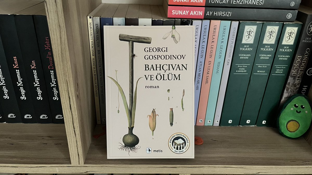 Acarogullari10's tweet photo. Georgi Gospodinov’un “Bahçıvan ve Ölüm” adlı romanında, anlatıcı babasının siyah defterini incelerken 25 Eylül tarihli bahçe notundan sonra bir ayı aşkın boşluk bulunduğunu fark eder. Bir sonraki kayıt 28 Ekim 2023 tarihlidir ve önceki yazılardan farklı olarak satırlardan taşan iri harflerle yazılmıştır. Babası bu kez bahçede yaptığı işleri kaydetmek yerine “DİCLOPRAM AĞRI İÇİN” yazmıştır. Üç kelimelik bu notun altını da iki çizgiyle çizmiştir. Anlatıcı, ailesindeki erkeklerin duygularını ifade etmekteki suskunluğunu düşünürken bu kısa notu, babasının acısını duyuran bir feryadın karşılığı olarak okur.

İnsan, duygularını dile getirmeyi öğrenmediğinde, onları saklamayı güçlü olmanın bir koşulu sanabilir. Kimi zaman üzüntüsünü çalışarak bastırır, sevgisini bir ihtiyacı karşılayarak gösterir, korkusunu ise gündelik bir konudan söz ederek geçiştirir. Kendini açmanın zayıflık sayıldığı bir çevrede, anlaşılmak istemekle anlaşılmanın doğuracağı mahcubiyetten kaçınmak arasında sıkışabilir. Çevresindekiler de onun dışarıdan görünen sakinliğine alıştıkça, içinde olup biteni bildiklerini düşünür ve nasıl olduğunu sormayı bırakır. Bir insanın sessizliği, içinde olup bitenlerin ölçüsü değildir.