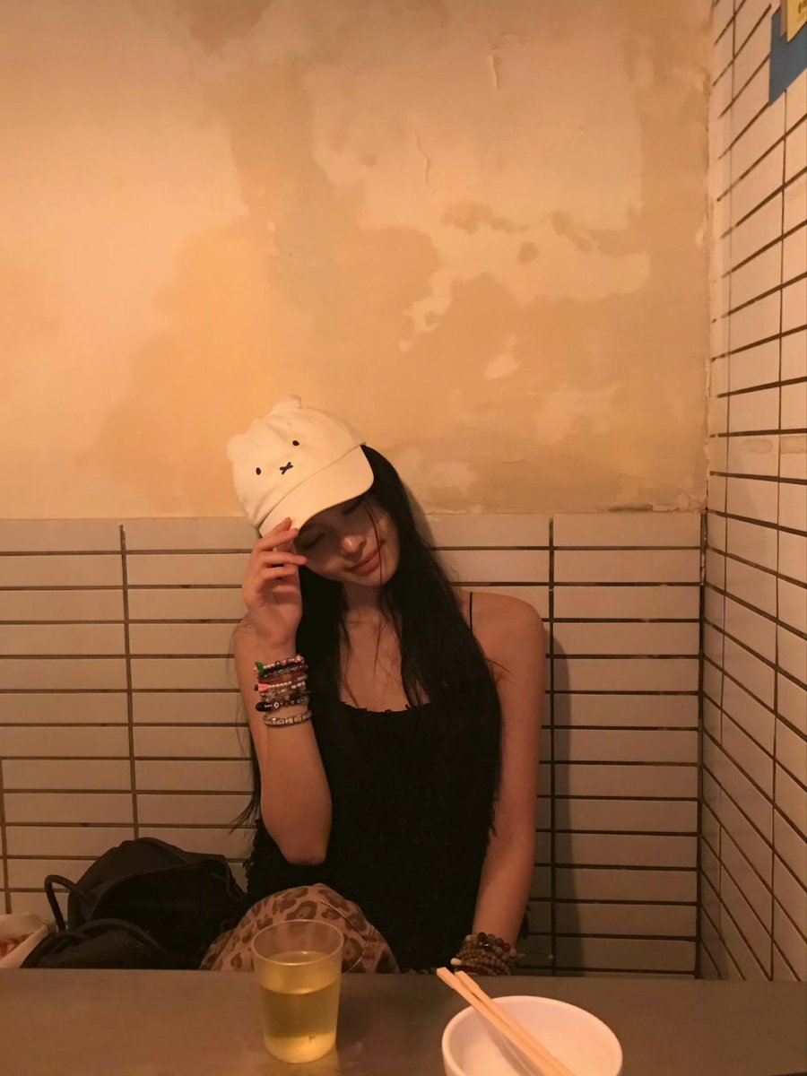 cdenyu's tweet photo. 🧉🥢the midnight stroll hath led me to a tiled corner (&amp;.) a proper feast. cap on, chopsticks poised, a platte of grilled meat await its fate. https://t.co/CVGWGnsWhs